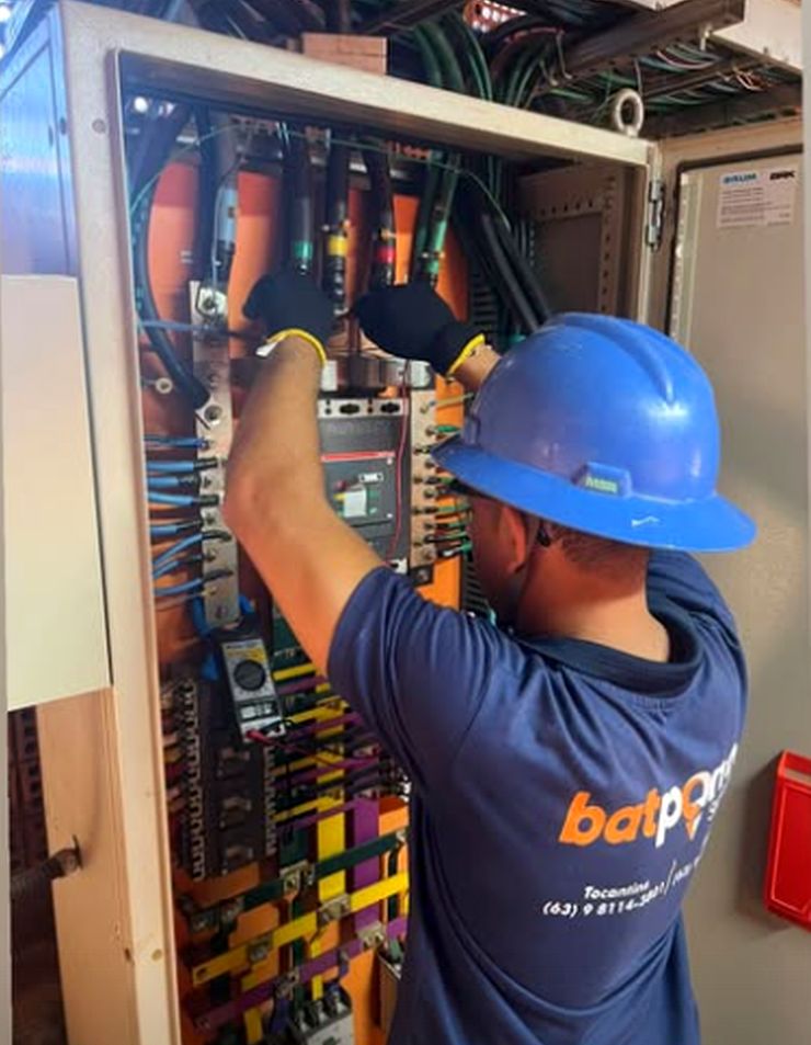 Profissional da Batponto em manutenção de quadro elétrico